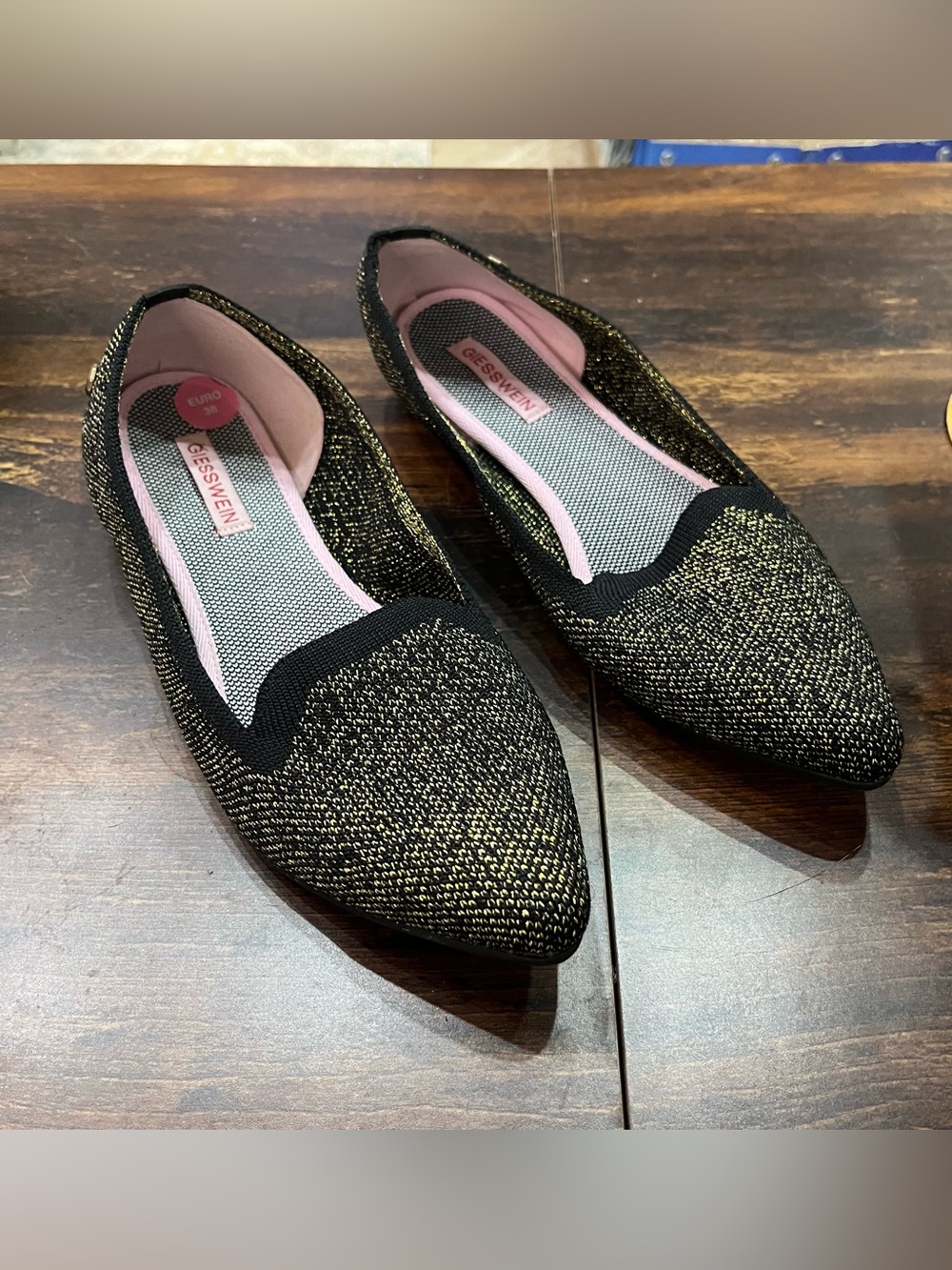 ✨Giesswein Pointed
Eco Ballet Flats - Black & Gold
Metallic SZ 7.5 EU 38✨